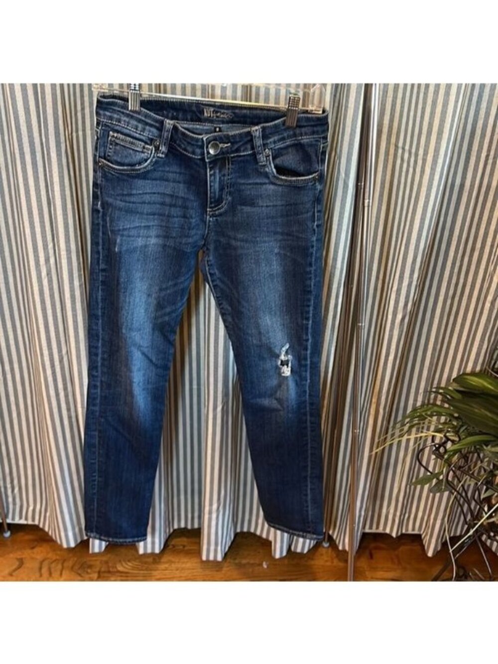 Kut from the Kloth Jeans boyfriend straight size 0 medium wash jeans Distressed